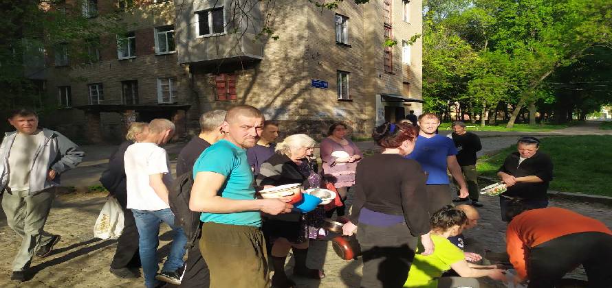 13.05.2022 ГАРЯЧІ ОБІДИ ДЛЯ МЕШКАНЦІВ БУДИНКІВ ПО ВУЛ. МИРУ (100 людей) !