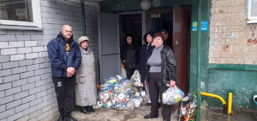 12.04.2022 L’AIDE HUMANITAIRE AUX RÉSIDENTS HABITANT LA RUE TRAKTOROSTOITELEY À KHARKIV!